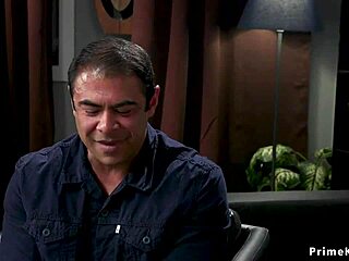 เจ้านายสาวผมน้ำตาลตีตูดผู้ช่วยข้ามเข่า