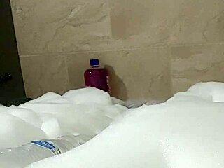 Bold Cyno Solo Bubble Bath Fun.