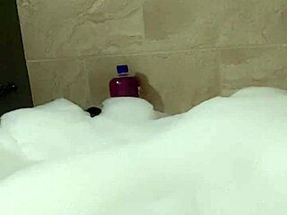 Bold Cyno Solo Bubble Bath Fun.