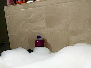 Bold Cyno Solo Bubble Bath Fun.