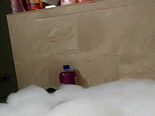 Bold Cyno Solo Bubble Bath Fun.