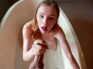 Stedsøster fanget på mit badeværelse under en hurtig våd blowjob-session