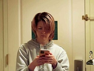 สาวอายุ 18+ Jackie เล่นกับตุ๊กตาใหญ่ของพ่อเลี้ยงในช่วงกักตัว