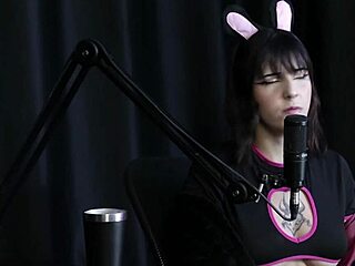 Depois Que Iniciou No Pornô Escolheu Seu Nome Artístico Não Sentiu Dificuldade E Nunca Teve Relação Boa Com O Pai - Yummi Paradise Sheer Red