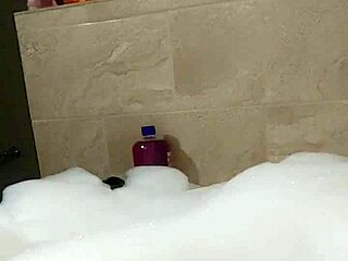 Bold Cyno Solo Bubble Bath Fun.