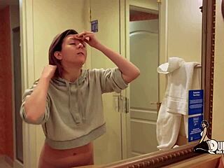 נערה ב-18+ בקוורנטין מיס ג'קי משחקת עם בובת האהבה הגדולה של החורג