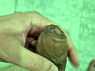 Brasialainen twink leikkii suihkussa