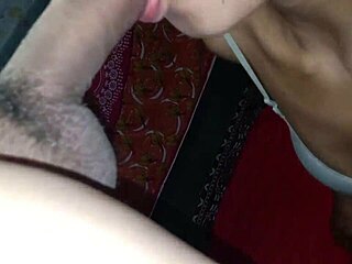 Frotar su coño la vuelve loca hasta un orgasmo incontrolable