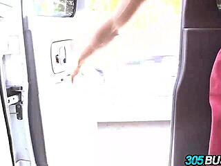 Проклетство, ова аматерка са наочарима се туца у 305бусу! Тако дивље! 😜