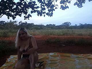 Enfiei a pica na loirinha no meio da estrada em publico assista completo no xvideos red