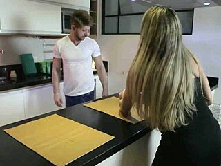 Loira Puta Chama Porteiro Para Chupar Sua Buceta