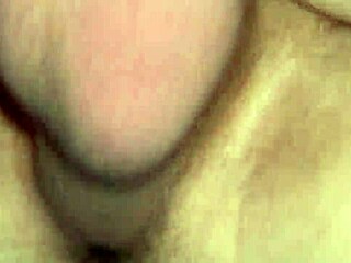 Cam cachée filme la chatte trempée de la femme de mon pote en gros plan !