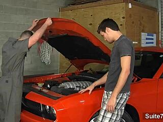 Sexy bøsse mekaniker kneppet i garage?