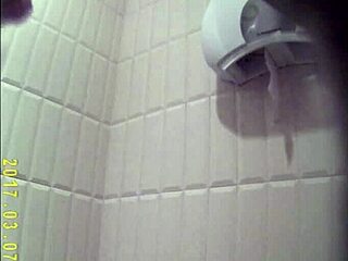 เฮ้ ดูใกล้ๆ สาวรัสเซีย 18+ สุดสวยฉี่ในห้องน้ำ!