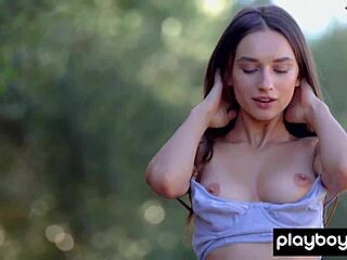 Gloria Sol, kamu brunette Ukraina cantik pamer boobs besar di rel!