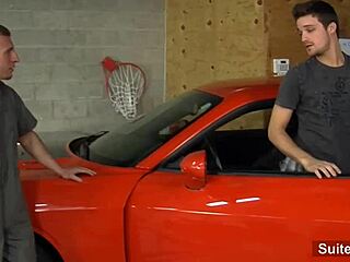Sexy bøsse mekaniker kneppet i garage?