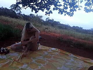 Enfiei a pica na loirinha no meio da estrada em publico assista completo no xvideos red