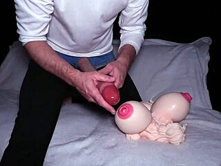 Kote Besar Paksakan Onani Kasar dengan Mainan Seks Anime Hentai