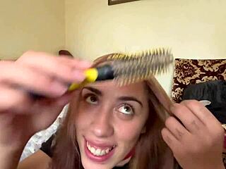 Pencinta amatur tekak kongkek dan pancut dalam rambut selepas berus rambut