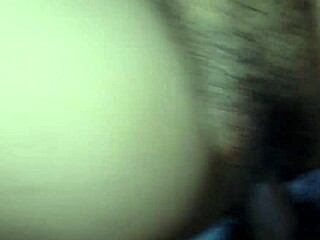 我的妻子张开双腿展示毛茸茸的阴道