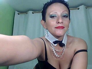 Franchezka usa un juguete grande para masturbarse mientras se desnuda y folla, es tan caliente e intenso.