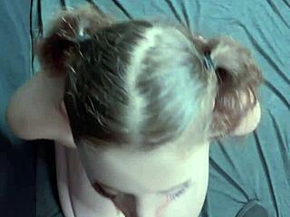 Tenera college teen si inginocchia per facciale massiccio dopo deepthroat disordinato. Il suo sguardo carino scioglie i cuori.