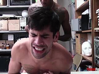 Sort betjent fanger hot tyv og knuller hende hårdt