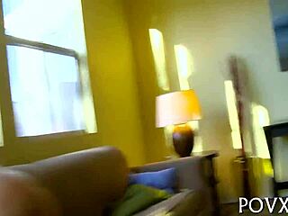 זוג צעיר מתפרע עם פעולה קשוחה בכוס צר