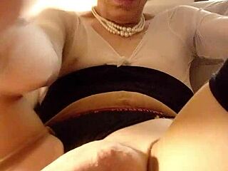 يا، تحقق من هذه الفتاة المتحولة تداعب زبها الضخم