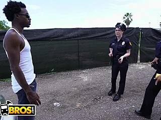 핫 여경들한테 잡힌 행운남 섹스!