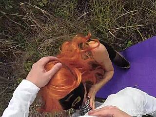 Kitty puši kurac strancu u pasu napolju