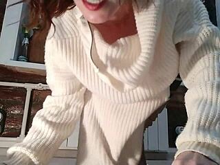 Mamă europeană perversă se masturbează cu butt plug în cizme, expune rozeta