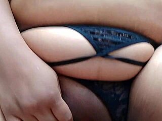 传教士体位干我时盯着我的奶子看！