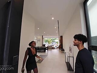 توني جينيوس الأسود يبتلع بعمق ويركب قضيب أبيض في الواقع الافتراضي مثلي