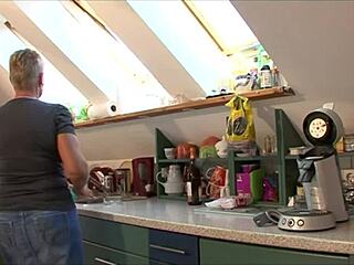 이봐, 더러운 아내가 새 집에서 산책 후 딱딱한 섹스 원해!