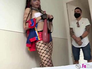cosplayer harley quinn rimorchia e pompa cazzi per strada