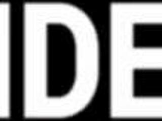 دخلت كابينة حمام المترو الراجل قال يبي طيزي - كامل