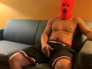 Peach Queenz arrasa nessa sessão amadora crua no sofá de casting