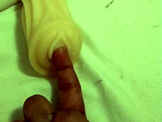 Jugando con muñeca artificial