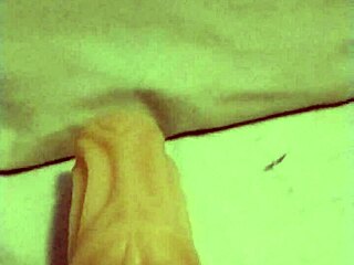 Jugando con muñeca artificial