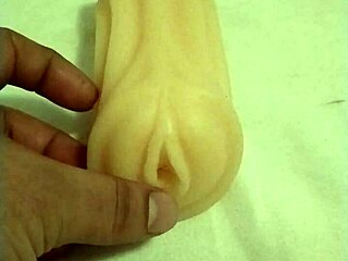 Jugando con muñeca artificial