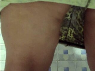 camara oculta madura culona orinando en el baño de un hotel de lima