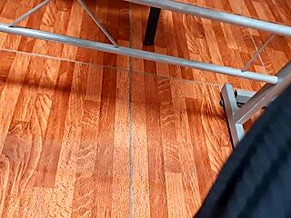 Mexická prodavačka Nataly ukazuje chlupatou kundičku pod minisukní