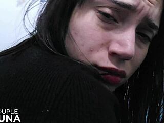 Genç Kadın Büyük Sik Üzerinde Zıplıyor, Fışkırıyor ve Sertçe Orgazm Oluyor