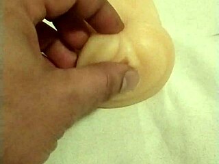 Jugando con muñeca artificial