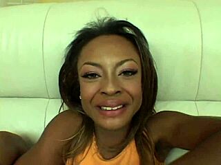 נערה שחורה צוללת לגנגבנג אנאלי ראשון עם פעולה קבוצתית פרועה