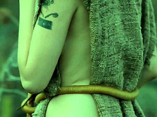 Hey ormanda kendini parmaklayan çıplak kızı izlemek ister misin?