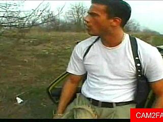 Acción amateur de culo a boca en video dentro del coche