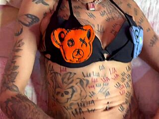 我爱这个纹身棕发美女的无套口交