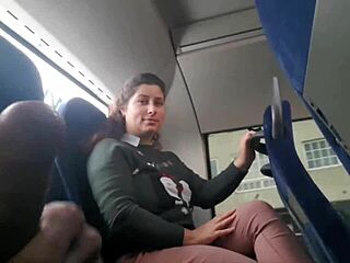 Navdušen sem, ko gledam, kako ta ekshibicionistka zapeljuje milfko v avtobusu.
